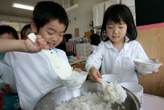 Từ 70 năm trước, Nhật Bản đã có Luật Dinh dưỡng học đường. Từ 70 năm trước, Nhật Bản đã có Luật Dinh dưỡng học đường.