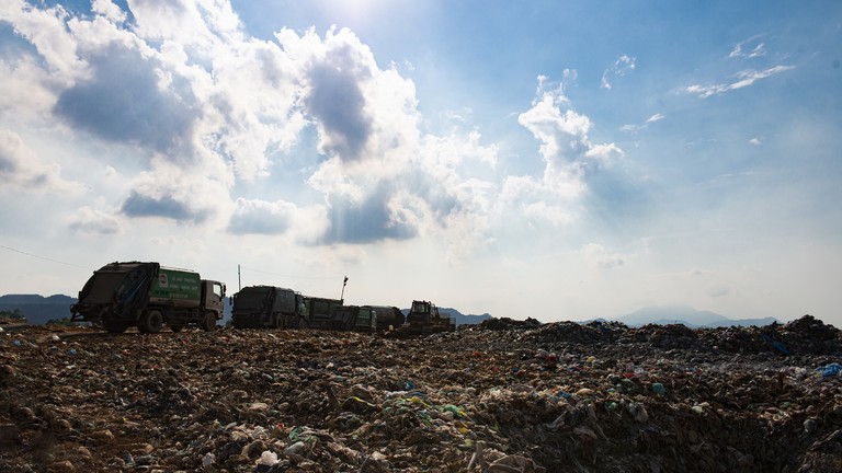 Xử lý sự cố tại bãi rác Nam Sơn: Bước đầu đã có những kết quả tốt Xử lý sự cố tại bãi rác Nam Sơn: Bước đầu đã có những kết quả tốt