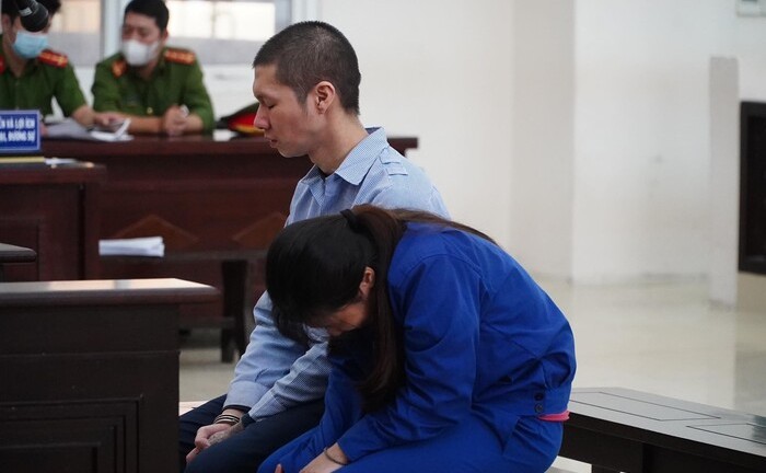 Hai bị cáo Nguyễn Minh Tuấn và Nguyễn Thị Lan Anh tại tòa. Ảnh: Saostar Hai bị cáo Nguyễn Minh Tuấn và Nguyễn Thị Lan Anh tại tòa. Ảnh: Saostar