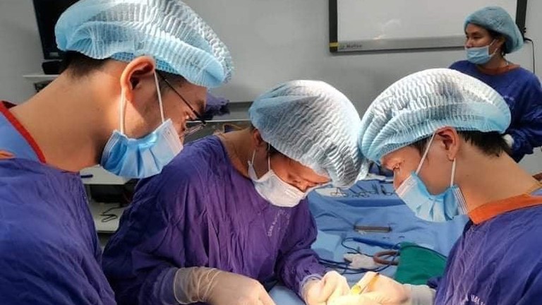 Các bác sĩ phẫu thuật cấp cứu cho người đàn ông 40 tuổi cương dương liên tục suốt 30 giờ đồng hồ. Các bác sĩ phẫu thuật cấp cứu cho người đàn ông 40 tuổi cương dương liên tục suốt 30 giờ đồng hồ.