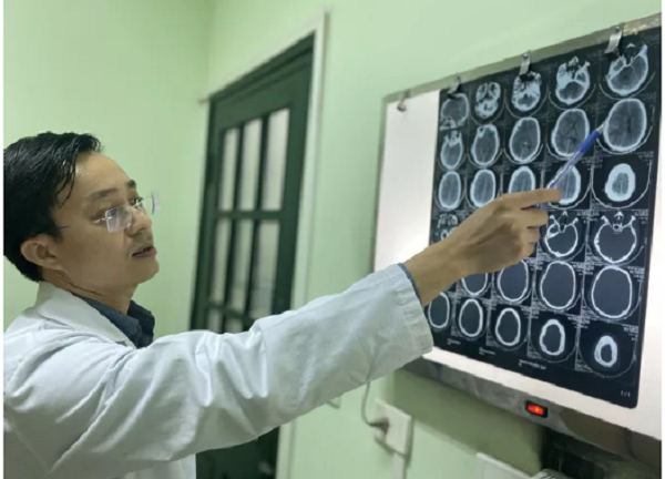 Người đàn ông gặp phải chấn thương nghiêm trọng do bình ga phát nổ - Ảnh: BVCC