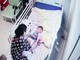 Do tuổi còn nhỏ, bé H. được mẹ ở cùng phòng để chăm sóc. Ảnh: Chí Hùng.