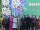 Phu nhân Ngô Phương Ly bên cạnh Phó Thị trưởng Moscow Natalya Sergunina và các thành viên tham gia trình diễn áo dài Việt Nam tại sự kiện.