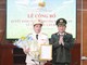 Thiếu tướng Đỗ Triệu Phong trao Quyết định và tặng hoa chúc mừng Thượng tá Nguyễn Thanh Bình.