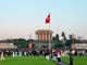 Trong không khí trang nghiêm, hình ảnh lá quốc kỳ tung bay trước Lăng Chủ tịch Hồ Chí Minh đã khơi dậy lòng tự hào dân tộc sâu sắc trong trái tim mỗi người con đất Việt có mặt tại Thủ đô.