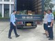 Đội Quản lý thị trường số 1 tiến hành khám phương tiện BKS 15H-055.59.