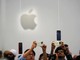 Khách hàng trải nghiệm các sản phẩm của Apple tại Cupertino, California, Mỹ. 