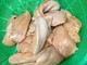Phụ huynh phát hiện thịt gà có mùi lạ.