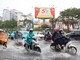 Các phương tiện lưu thông qua ngã tư Nguyễn Thị Nghĩa - Lê Lai, phường Bến Thành, bị ngập sâu trưa 6/10. Ảnh: Hồng Đạt.