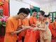 Bà Nguyễn Thị Hồng Nhung trao quà cho các em học sinh của trường PTCS dân lập dạy trẻ câm điếc Hà Nội. (Ảnh: Đỗ Phú)
