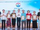 Ông Nguyễn Việt Trung, Đảng ủy viên, Giám đốc Ban Quản lý dự án Đầu tư - Hạ tầng phường Cầu Giấy trao thư cảm ơn cho các hộ gia đình đã đồng thuận, tự nguyện bàn giao mặt bằng
