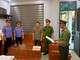 Cơ quan An ninh điều tra Công an tỉnh Quảng Trị đọc lệnh bắt tạm giam đối với ông Nguyễn Văn Đông. Ảnh: VKSND tỉnh Quảng Trị
