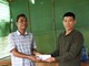Đại diện doanh nghiệp Thế Thịnh trao hơn 40 triệu đồng tiền hỗ trợ người dân khoan 2 giếng để phục vụ đời sống. (Ảnh: Hoàng Anh)