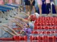Các em học sinh hào hứng vào đường bơi