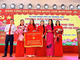 Lãnh đạo sở Giáo dục Quảng Trị và UBND xã Trường Phú trao cờ và tặng hoa chúc mừng tập thể trường mầm non Trường Phú.