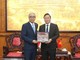 Chủ tịch UBND thành phố Huế Lê Trí Thanh trao quà lưu niệm cho Ông Adam Mulawarman Tugio, Đại sứ đặc mệnh toàn quyền Indonesia tại Việt Nam.