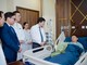 TS Nguyễn Trọng Diện - Giám đốc Sở Y tế Hà Nội thăm hỏi bệnh nhân sau ca phẫu thuật tại Vinmec Smart City.