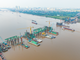 Toàn cảnh công trường Cầu Trần Hưng Đạo, nhiều mũi thi công đang được triển khai đồng loạt trên bờ và giữa sông Hồng.