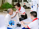 Nhân viên y tế đo huyết áp cho người dân tại Chương trình khám, tư vấn bệnh miễn phí.