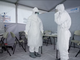 Nhân viên y tế làm việc tại khu vực điều trị cho bệnh nhân nhiễm Ebola.