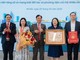 Ông Thang Văn Phúc, Nguyên Thứ Trưởng Bộ Nội Vụ ,Chủ tịch TW Hội Kỷ lục Gia Việt Nam trao bằng xác lập kỷ lục cho đại diện VETC.