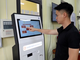 Người dân phường Mỹ Lâm (tỉnh Tuyên Quang) đăng ký thủ tục hành chính qua kiốt dịch vụ công.