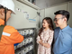 Nhân viên EVN hướng dẫn khách hàng sử dụng điện tiết kiệm, hiệu quả. 