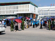 Các thí sinh ra về sau khi hoàn thành bài thi. 