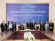 Bà Nguyễn Thu Hằng - Tổng Giám đốc Vinhomes (trái) và Ông Yann Maixandeau Giám đốc điều hành Alstom khu vực Đông Á, ký hợp đồng hợp tác giữa hai bên.