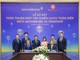 Ông Faussier Loic Michel Marc - Quyền Tổng giám đốc SACOMBANK (trái) và ông Nguyễn Việt Quang - Phó Chủ tịch Hội đồng Quản trị kiêm Tổng giám đốc Tập đoàn Vingroup (phải) thực hiện nghi thức ký kết dưới sự chứng kiến của đại diện lãnh đạo hai đơn vị.