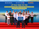 Ông Nguyễn Phước Lộc - Ủy viên Ban Chấp hành Trung ương Đảng, Phó Bí thư Thành ủy, Chủ tịch Ủy ban MTTQ Việt Nam TP.HCM; TS.BS Huỳnh Minh Chín - Phó Giám đốc Sở Y tế TP.HCM; ông Lê Hoàng Hải - Bí thư Đảng ủy Đặc khu, Chủ tịch HĐND Đặc khu Côn Đảo cùng đại diện các sở, ban, ngành, lực lượng cảnh sát biển và đông đảo nhân dân địa phương chứng kiến Lễ trao tặng Gói tài trợ của VNVC tại Đặc khu Côn Đảo. Ảnh: Minh Trung