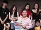 Giảng viên/nhiếp ảnh gia Trung Nghĩa và nhóm SV năm 2 Khoa Quan hệ công chúng và Truyền thông Trường ĐH Văn Lang trong studio thực hiện bộ ảnh chủ đề “Đọc trước khi phản ứng - Read Before You React” ngày 9/6/2026