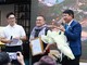 Chủ tịch Hội Nhiếp ảnh TPHCM Đoàn Hoài Trung (phải) chúc mừng NSNA Hồ Vũ (giữa) tại buổi khai mạc triển lãm “Góc nhìn nửa thế kỷ” ngày 21/6 tại Đường Sách TPHCM