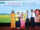 Ông Bùi Bá Bổng - Chủ tịch Hiệp hội ngành hàng lúa gạo Việt Nam (thứ 2 từ phải sang) và ông Ngô Văn Đông - Tổng Giám đốc Công ty CP Phân bón Bình Điền (bìa phải) trao giải cho các tác giả đạt giải.