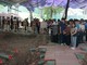 Dòng người đến viếng các liệt sĩ tại rãnh mộ ở Công viên Lê Thị Riêng, nơi hài cốt các liệt sĩ được tìm thấy