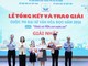 Đại diện Ban Tổ chức, Ban Giám khảo và đại biểu trao giải thưởng và biểu trưng Đại sứ Văn hóa đọc TPHCM năm 2026 cho thí sinh đạt giải Nhất Cuộc thi