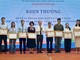 Ông Trần Thế Thuận - Giám đốc Sở Văn hóa và Thể thao TPHCM (giữa) trao bằng khen của UBND TPHCM đến các cá nhân và tập thể ngành xuất bản. Ảnh: Trung Nghĩa