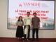 Bà Đinh Thị Thanh Thủy, Phó trưởng Ban Tuyên giáo và Dân vận Thành ủy TPHCM và nhà văn Bùi Anh Tấn, TBT Tạp chí Văn nghệ TPHCM trao giải Nhì cho tác giả Đào Ngọc Vinh
