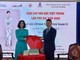 Nhà thơ Dương Thanh Từ và ông Đường Lập (Tổng Lãnh sự quán Trung Quốc tại TPHCM) thực hiện nghi thức giới thiệu ấn bản tiếng Việt tập thơ “Bắc Kinh - ngân nga ngõ hẻm”
