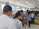 Phụ huynh "chật vật" xếp hàng để mua sách giáo khoa cho con em.