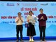 Nhà văn Nguyễn Nhật Ánh và ông Từ Châu - Quyền Tổng lãnh sự quán Trung Quốc tại TPHCM trao giải Nhất cuộc thi dịch văn học Việt - Trung, Trung - Việt 2026 cho bạn Nguyễn Ngọc Kim Ánh - sinh viên ĐH KHXH&NV (ĐH Quốc gia TPHCM)