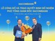 Ông Nguyễn Xuân Ái Quốc nhận quyết định bổ nhiệm và hoa chúc mừng từ ông Loic Faussier - Tổng giám đốc SACOMBANK