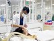 Bác sỹ Bệnh viện Quân y 175, Thành phố Hồ Chí Minh điều trị cho bệnh nhân sốt xuất huyết nặng. Ảnh: TTXVN.