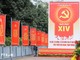 Pano, khẩu hiệu rực đỏ trên các tuyến phố chào mừng Đại hội đại biểu toàn quốc lần thứ XIV của Đảng. Ảnh: Lê Đông/TTXVN.