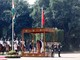Tổng Bí thư, Chủ tịch nước Tô Lâm cùng Tổng thống Droupadi Murmu và Thủ tướng Narendra Modi trên bục danh dự, thực hiện nghi lễ chào cờ.