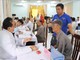 Đoàn cán bộ, bác sĩ thăm khám, tầm soát bệnh cho người dân. 