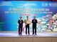 Lãnh đạo Bộ Khoa học và Công nghệ, Tổng công ty Bưu điện Việt Nam trao giải Nhất cho em Trần Chí Cường, học sinh lớp 9D, Trường THCS Bình Hàn (Hải Phòng).