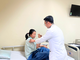 Bác sĩ thăm khám khả năng vận động của người bệnh sau điều trị. 