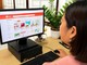 Người tiêu dùng tìm hiểu về các sản phẩm chăm sóc sức khỏe trên mạng.