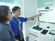 Đoàn viên thanh niên phường Tân Hưng hướng dẫn người dân sử dụng công nghệ số trong nộp hồ sơ hành chính trực tuyến.